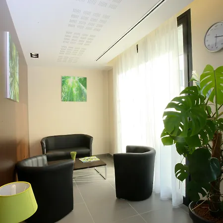 - - Zenith 3* Pau